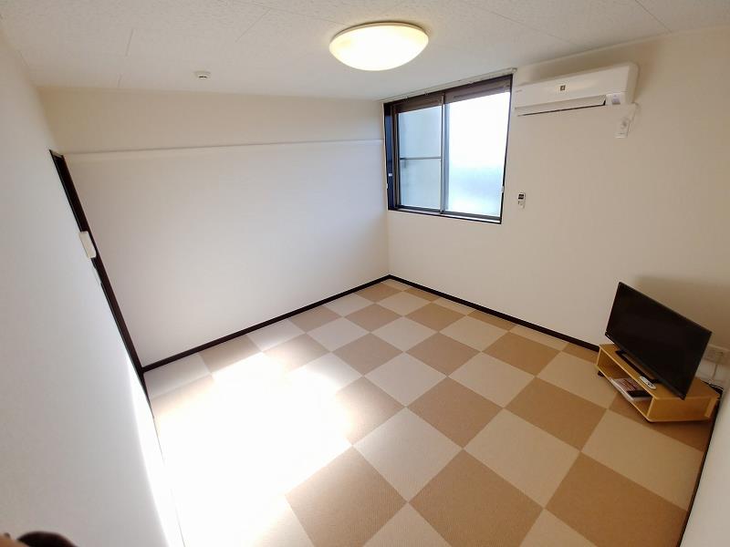 その他設備　居室：1階フローリング、2階カーペット