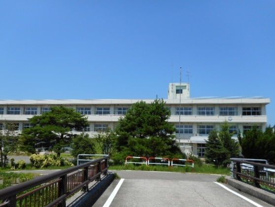 【柏崎市西山町黒部のアパートの小学校】