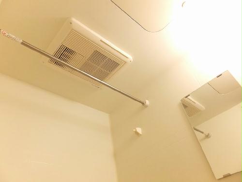 その他設備　浴室換気乾燥機付きなので雨の日のお洗濯も安心です。