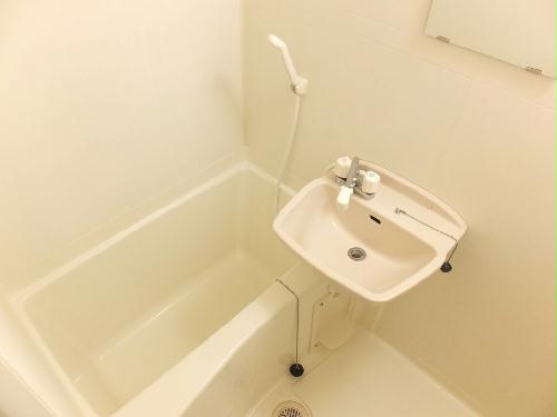 バス・シャワールーム　清潔感のある白を基調とした浴室です。