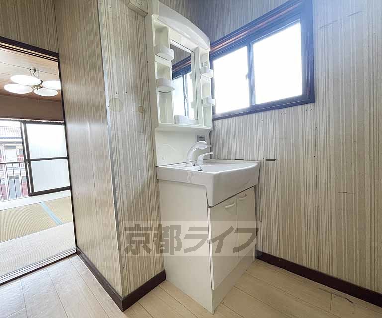 洗面設備　きれいな独立洗面所です。