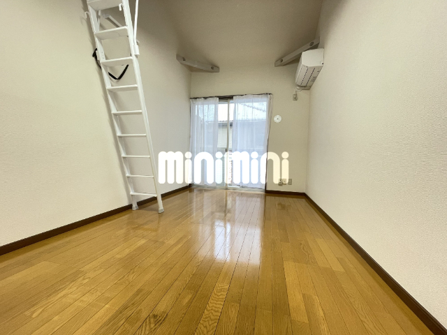 居室・リビング　大きな窓で風通しの良いお部屋です♪