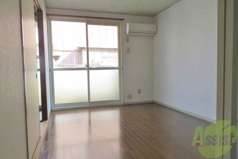 居室・リビング　大きな窓が印象的な明るいお部屋ですね～。