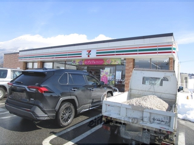 コンビニ　セブンイレブン伊吹春照店（コンビニ）まで1100m