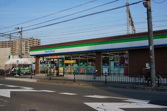 コンビニ　ファミリーマート茨木三島中学校南店（コンビニ）まで356m