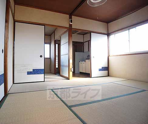 居室・リビング　明るい室内。