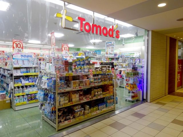 ドラックストア　トモズ アコルデ代々木上原店（ドラッグストア）まで340m