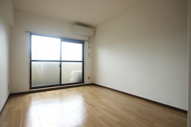 居室・リビング　同物件、別号室のものです。