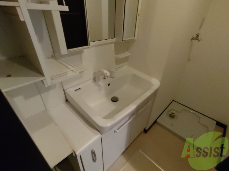 洗面設備　洗面台はシャワーノズルも付いて便利に活用できます