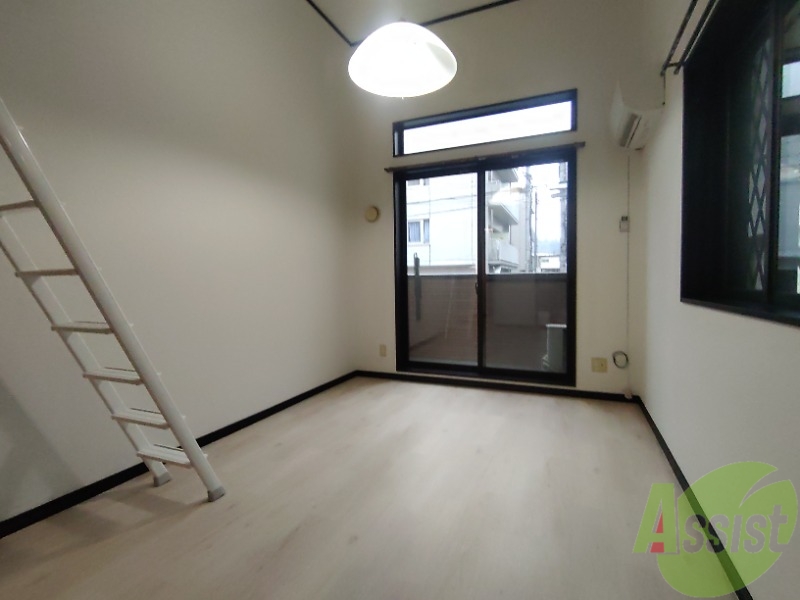 居室・リビング　広くきれいなリビングは明るい光も良く差します。