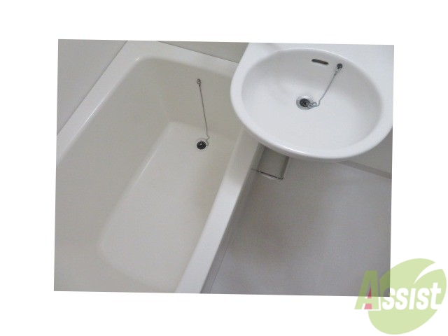 バス・シャワールーム　こちらはお風呂。一日の疲れをここで癒してください。