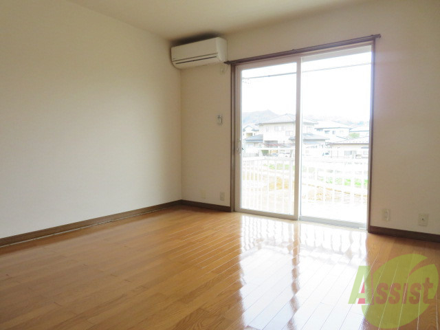 居室・リビング　リビングはこんな感じです。窓が大きくて良く陽が入ってきます