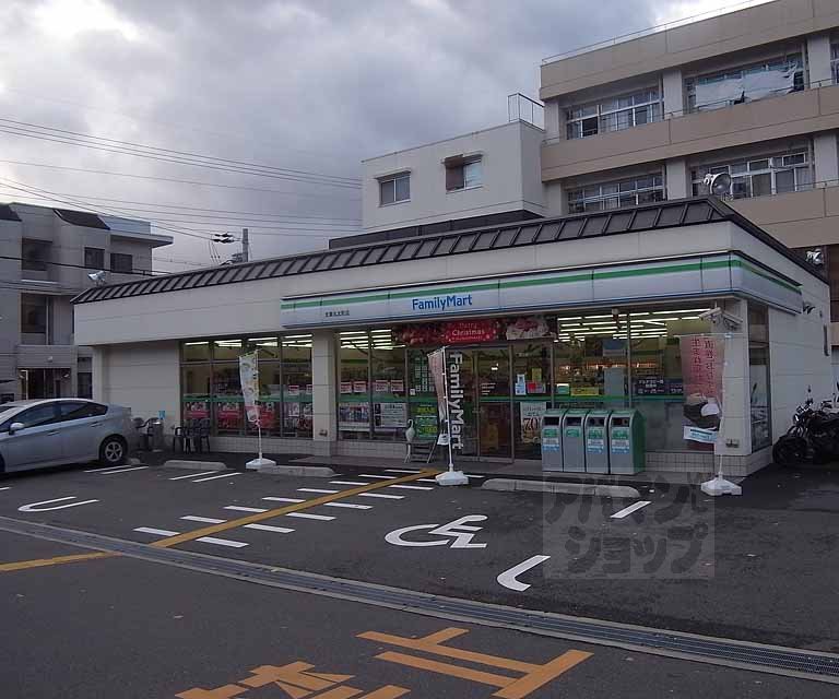 コンビニ　ファミリーマート太秦丸太町店（コンビニ）まで210m