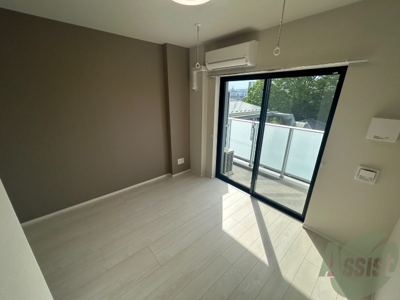 居室・リビング　アクセントクロスで照明付きのおしゃれなお部屋です。