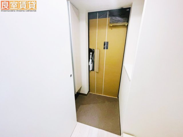 玄関　※このお写真は新築時のお写真です。現状優先