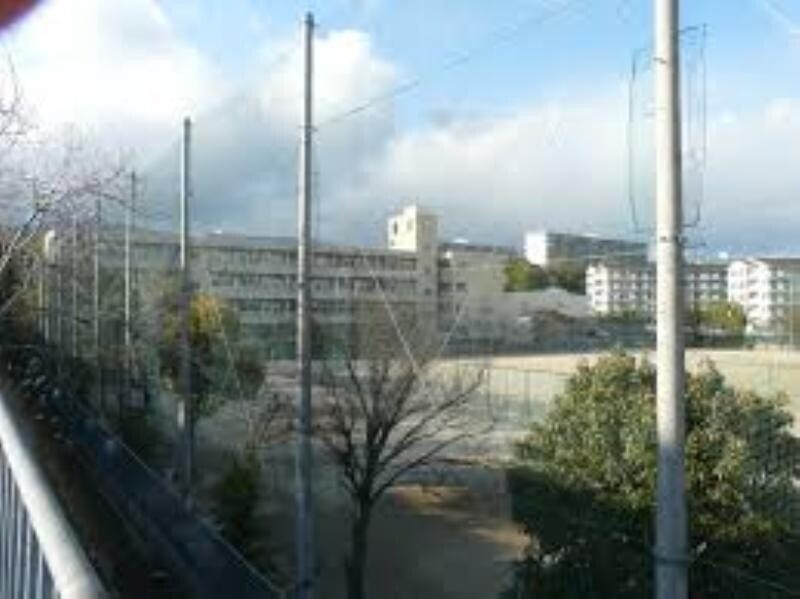 中学校　箕面市立第六中学校（中学校）まで929m