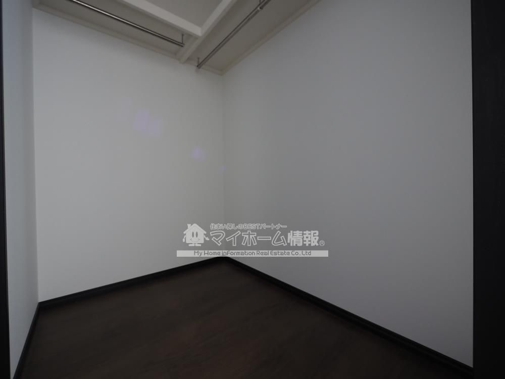 収納　ウォークスルークローゼット