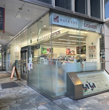 コンビニ　ナチュラルローソンコモディオ汐留店（コンビニ）まで166m