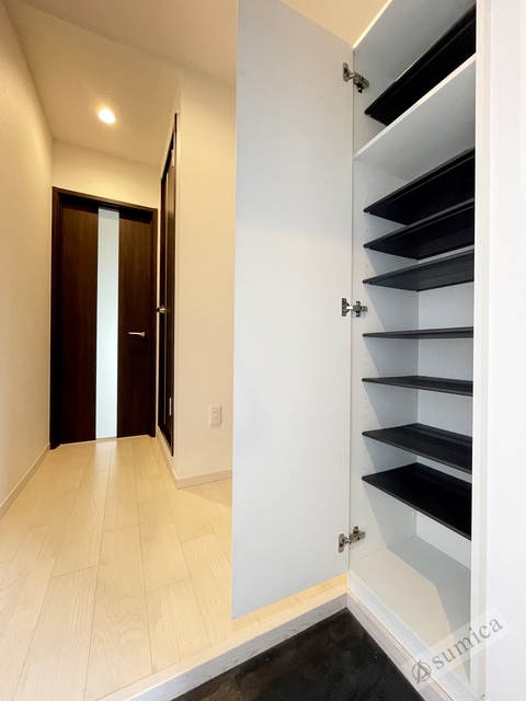 玄関　玄関は長めの廊下で解放感を演出します。