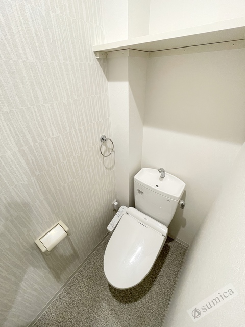 トイレ　人気アイテムの温水洗浄便座。清潔感のあるトイレです。