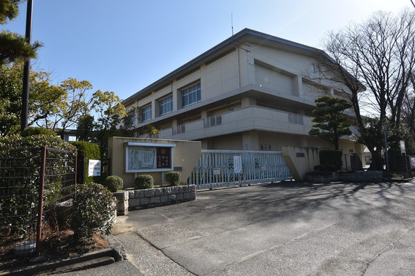 中学校　岡崎市立城北中学校（中学校）まで963m