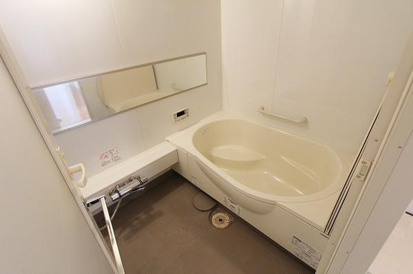 バス・シャワールーム　バスルームは明るい空間です