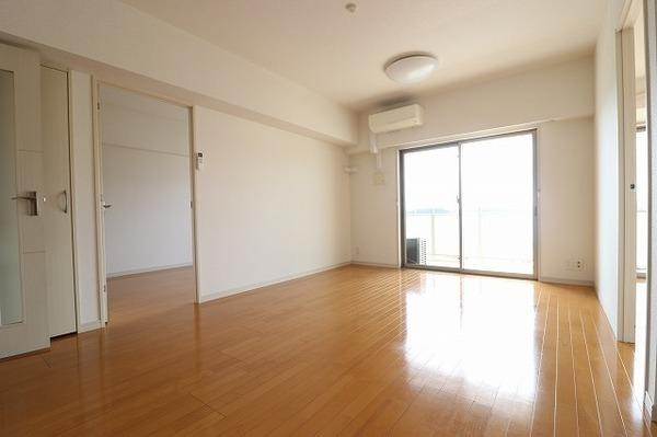 居室・リビング　明るいリビング空間です