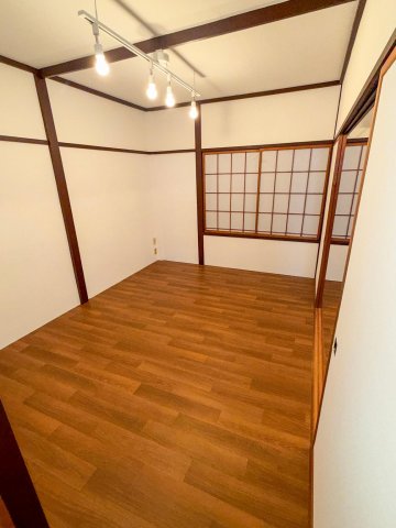 居室・リビング　洋室１。レールライトでおしゃれな雰囲気です