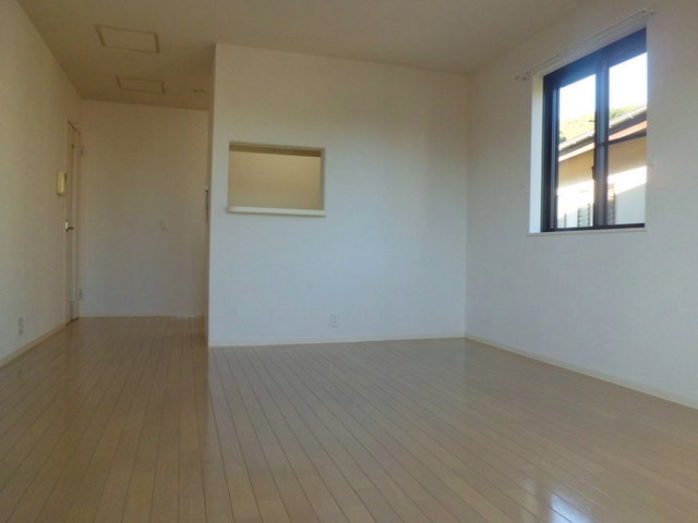 居室・リビング　南向きで明るいＬＤＫ１３．３帖フローリング　角部屋２面採光