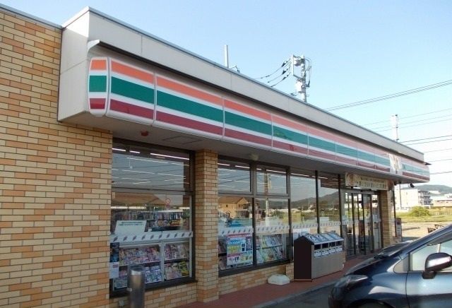 コンビニ　セブンイレブン吉田島店（コンビニ）まで400m
