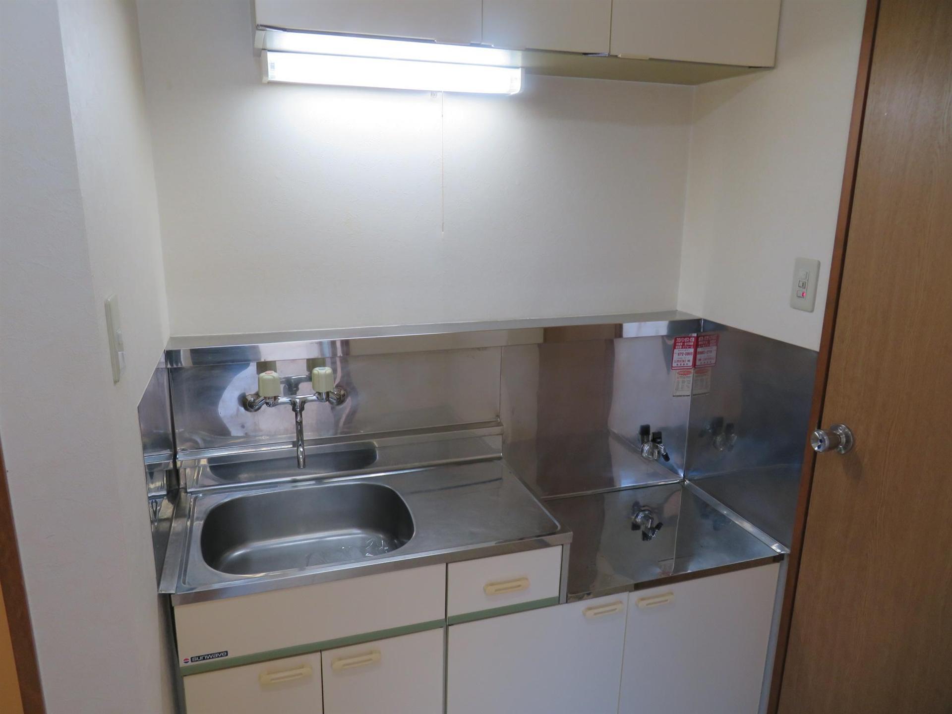 バス・シャワールーム　浴室に洗面台が併設されているタイプでございます