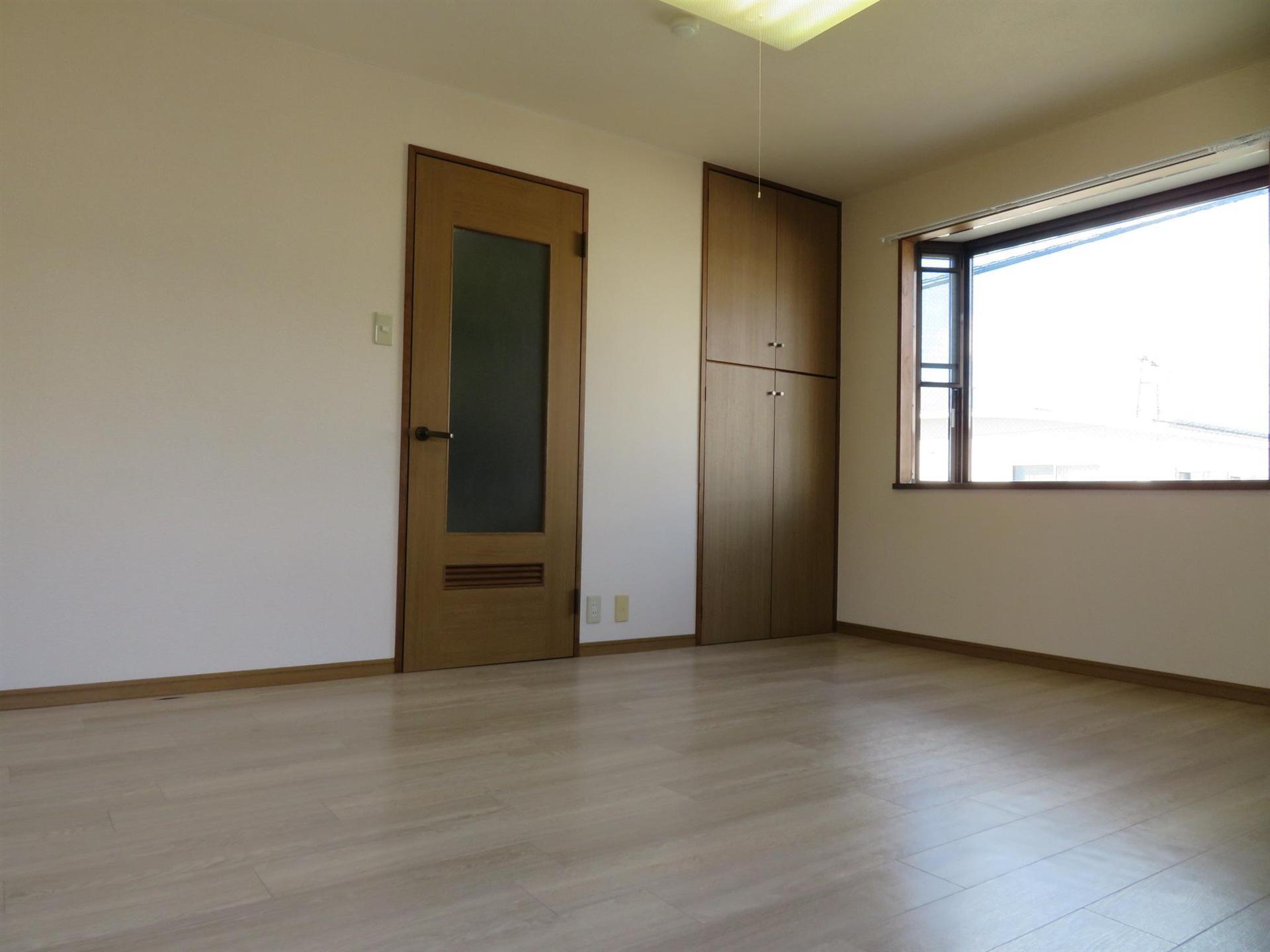 居室・リビング　照明はLEDに交換致します。