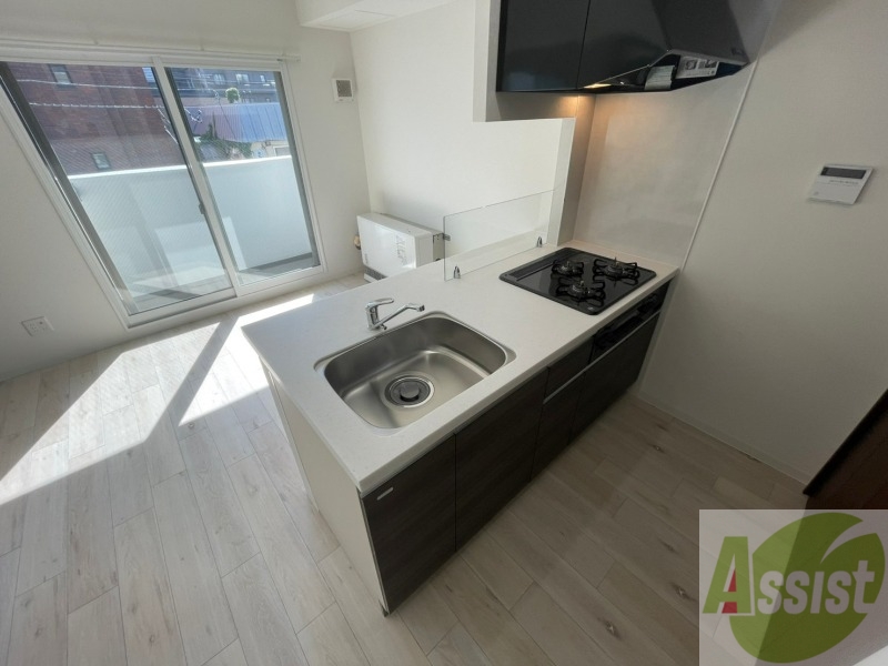 キッチン　システムキッチン完備で３口ついているので料理もできます！