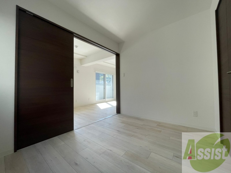 その他部屋・スペース　寝室はこちらです。光が差し込む、温かみのあるお部屋です。