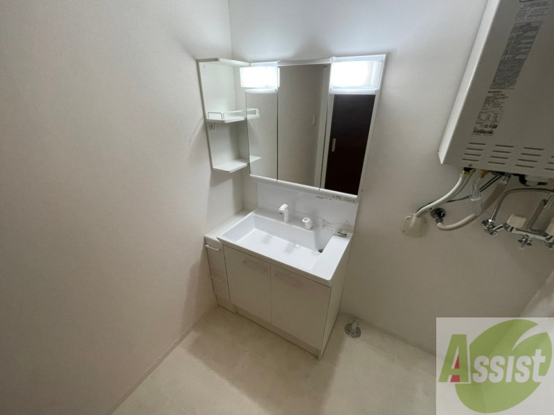 洗面設備　独立洗面台です。大きくてよいですね。シャンプーもできます。