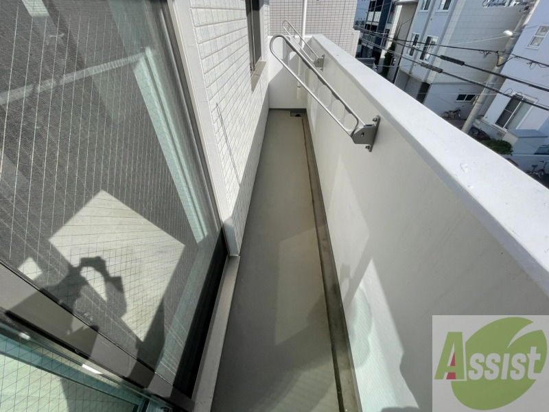 バルコニー　バルコニーは幅があり、広い印象を受けました。