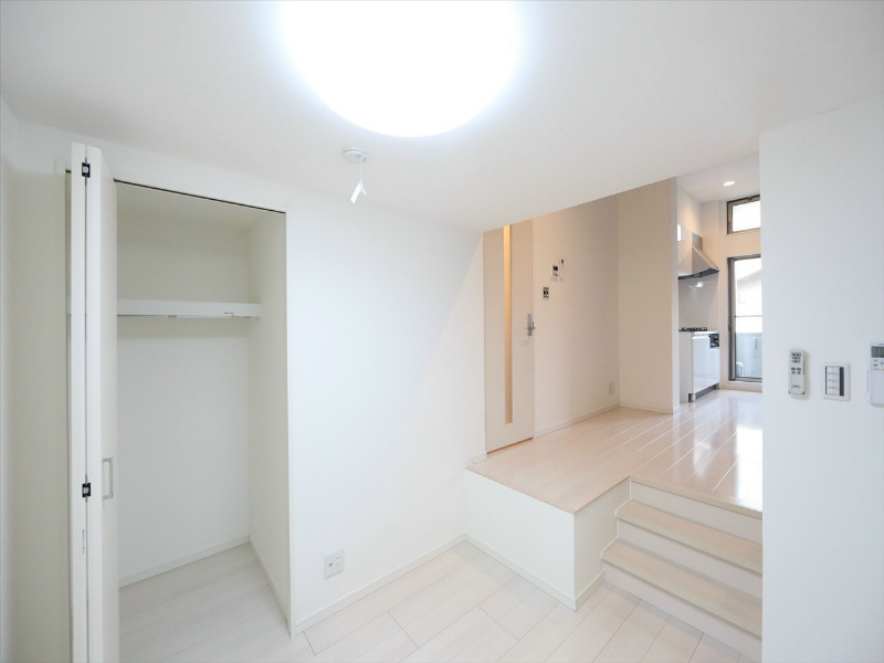 洗面設備　脱衣所　独立洗面台（シャンプードレッサー）室内洗濯機置き場