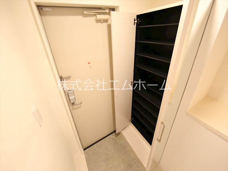 玄関　玄関　シューズボックス付（収納充実してます）