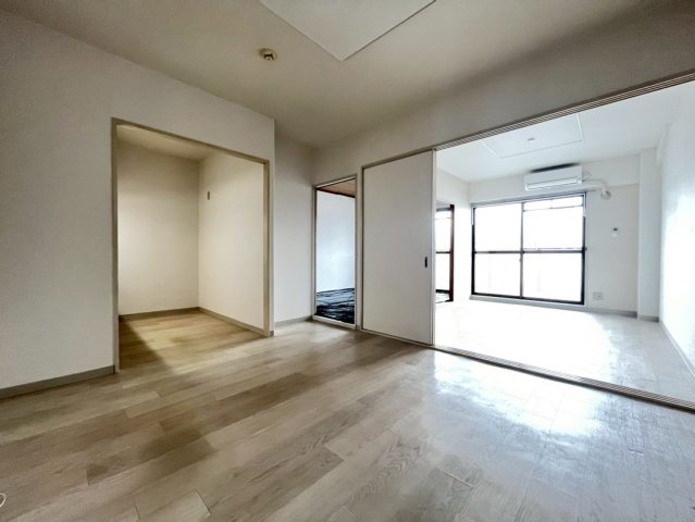 居室・リビング　同物件、別号室の写真です。