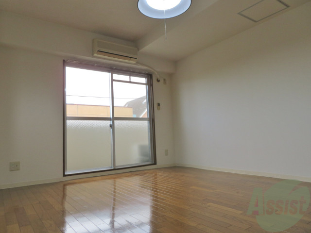 居室・リビング　１０．２帖の洋室です。広々として、きれいですね。