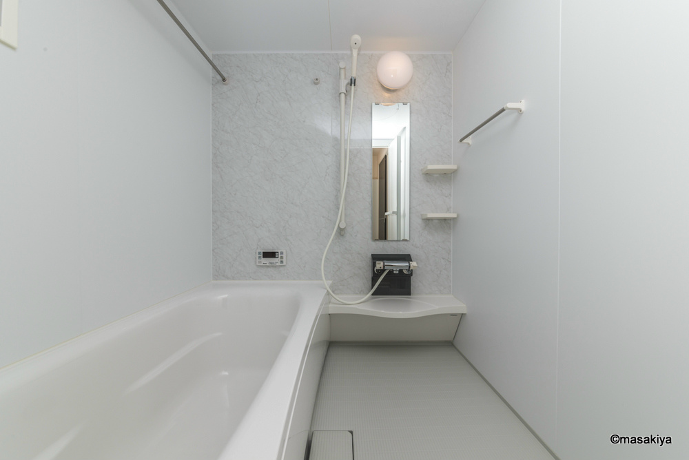 バス・シャワールーム　お風呂　一坪タイプで広々です。追い焚き・浴室乾燥機付きです。