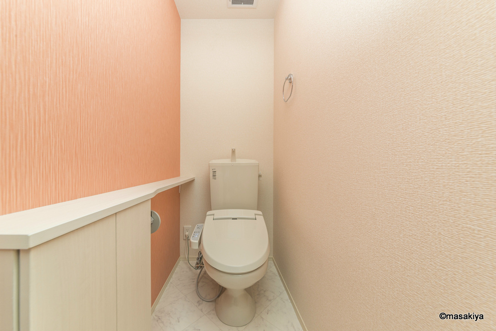 トイレ　トイレ　ウォシュレット付き。