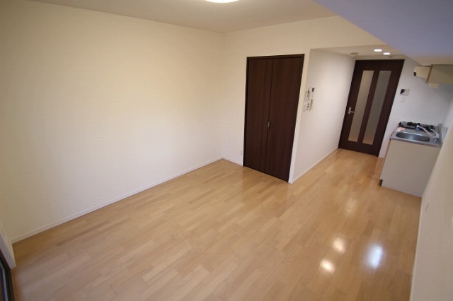 居室・リビング　同物件別号室のものです。