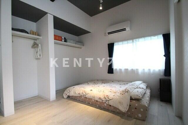 その他部屋・スペース　落ち着いた色調の寝室です