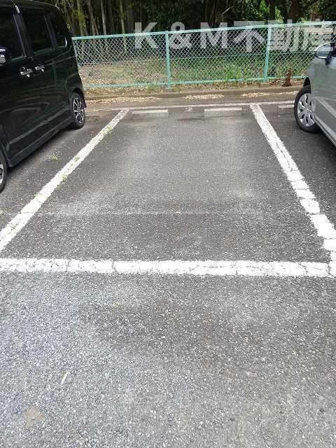 駐車場　車をお持ちの方に嬉しい駐車場付きの物件です