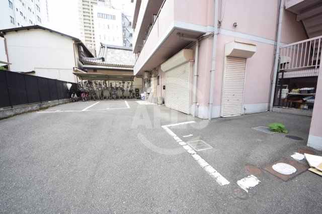 駐車場　ロジュマン上本町　駐車場