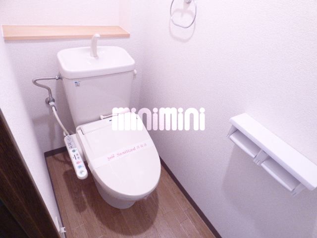 トイレ　ウォシュレット付のレストルームです。