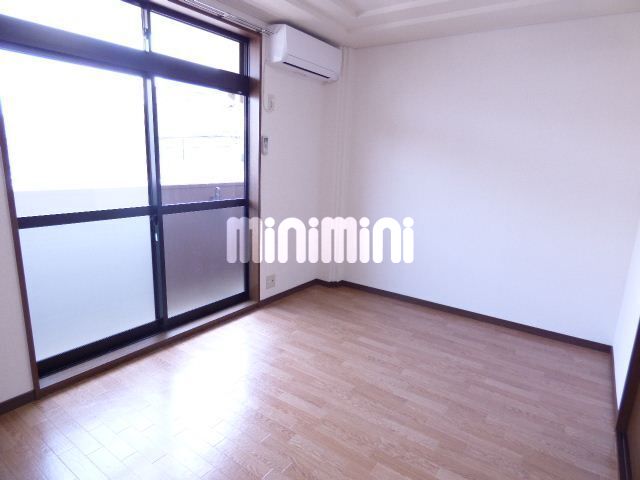 居室・リビング　日当りのいい明るいお部屋です。