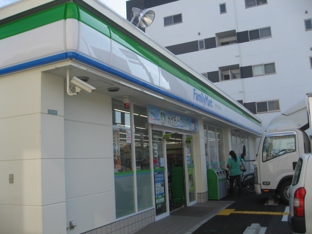 コンビニ　ファミリーマート島屋三丁目店（コンビニ）まで888m