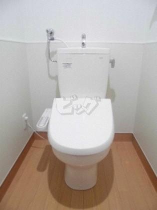 トイレ　嬉しいウォシュレット付きのトイレ！便座温かいですよ♪